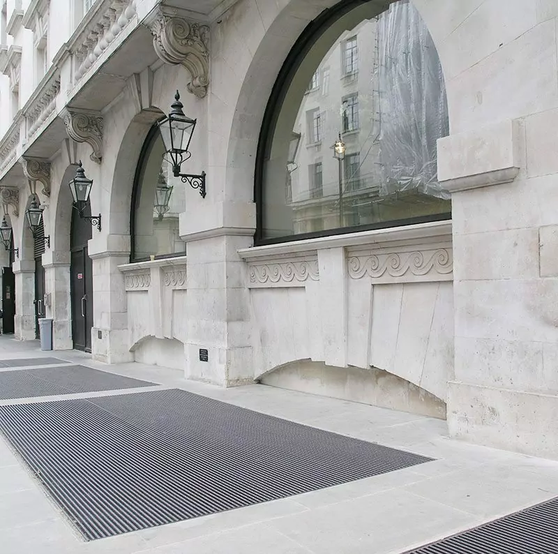 Barrot Pedestrial Grating The Strand 03