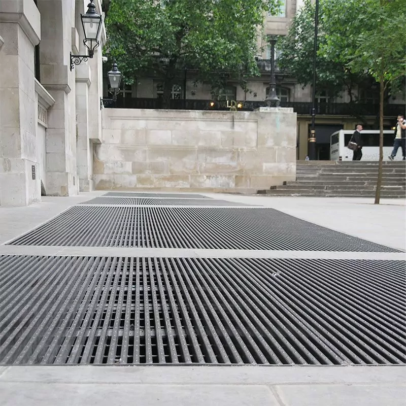 Barrot Pedestrial Grating The Strand-09