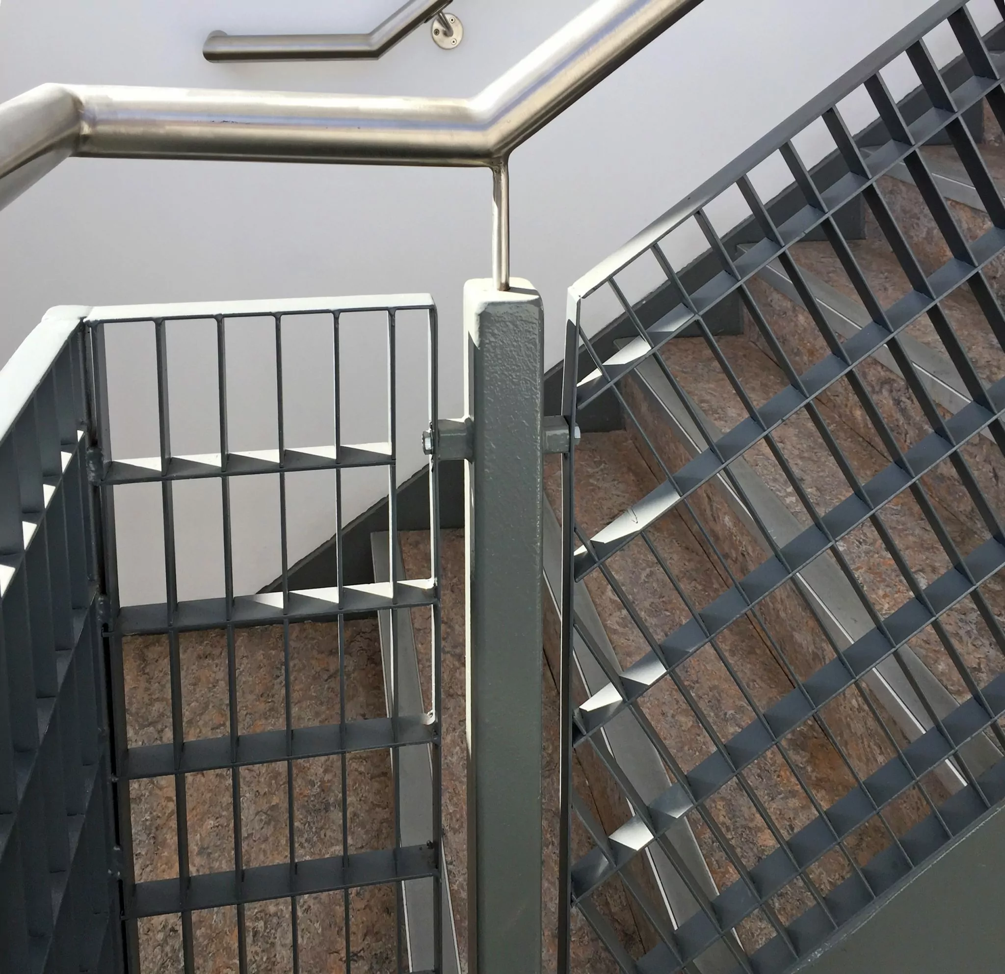 Alto 33 steel grating stair balustrade
