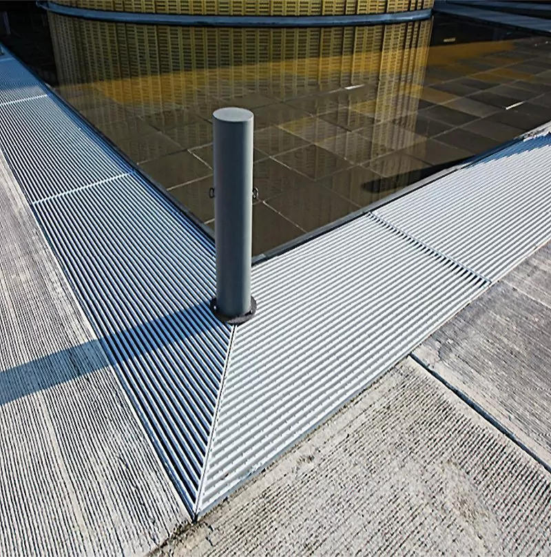 Barrot urban pedestrain grating