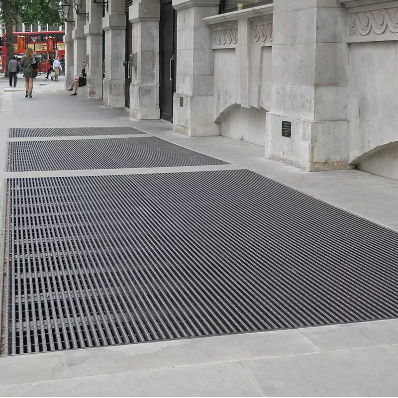 LangFulton Barrot pedestrian grating the Strand 2