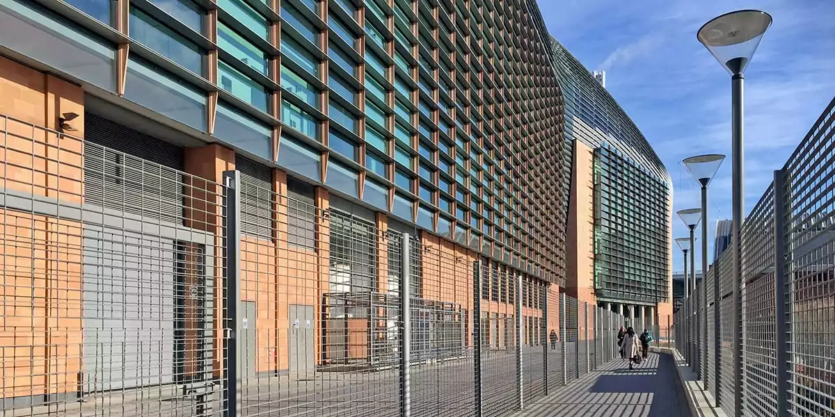Roma 4 bespoke grating fence Francis Crick with dual purpose integrated lighting post news 1